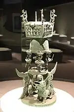 Altar de bronce con figuras masculinas que visten sayos con cinturón, Sanxingdui