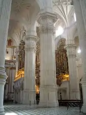 Columnas y bóvedas de la catedral de Granada.