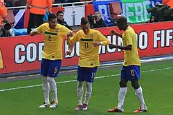 André Santos, Neymar y Ramires celebran con un baile un gol con la selección brasileña en 2011.