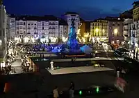 Plaza de la Virgen Blanca de noche actualmente.