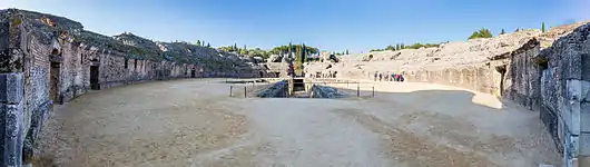 Panorámica desde la arena del interior del anfiteatro de Itálica.