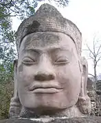 Cabeza de un dios en una de las puertas de Angkor Thom.