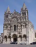 La catedral de Angulema muestra una fachada torreada que da poca indicación de la forma del edificio y es típica del sur de Francia.