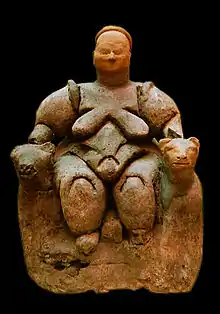Mujer sentada de Çatalhöyük, vista frontal