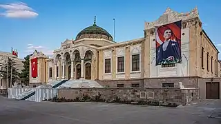 Museo Etnográfico de Ankara, diseñado por el arquitecto Arif Hikmet Koyunoğlu (1925-1928).