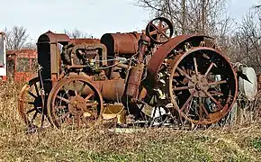 Color herrumbroso de un viejo tractor oxidado.