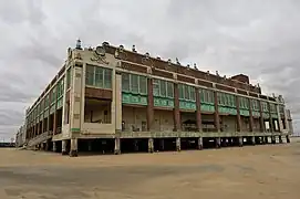 Imagen sureste del Convention Hall visto desde el océano Atlántico.