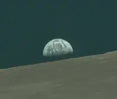 Una vista de la Tierra elevándose sobre el horizonte lunar fotografiado desde el Módulo Lunar Apolo 10