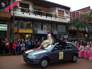 Reina de la colectividad árabe durante el desfile inaugural de la XXVI Fiesta Nacional del Inmigrante, en Oberá, provincia de Misiones.