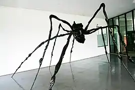 Instalación de Louise Bourgeois en un museo brasileño