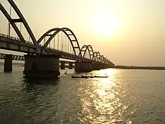 El puente Arco Godavari lleva la línea del South Central Railway Line de India. Fue diseñado para que los trenes circulen a una velocidad de servicio de 250 km/h.