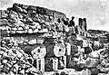 Restos arquitectónicos del Antiguo templo de Atenea construido en la pared norte de la Acrópolis por Temístocles.