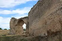 Arco de Santa Clara en "El Cotarro de La Villa". Formaba parte de las murallas del castillo medieval.