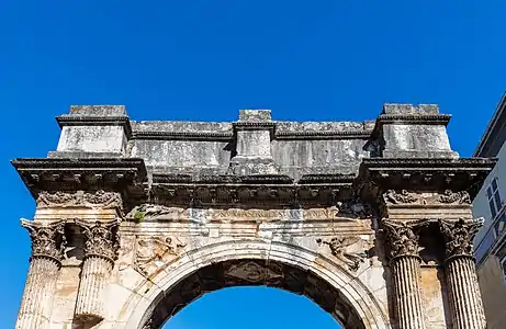 Detalle de la parte superior del arco.