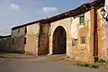 Arco de piedra en una calle.