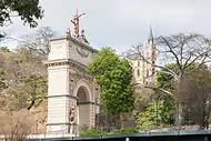 Vista del Arco de la Federación y la Capilla de Lourdes