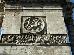 Tondo di Constantino en el Arco de Constantino (315).