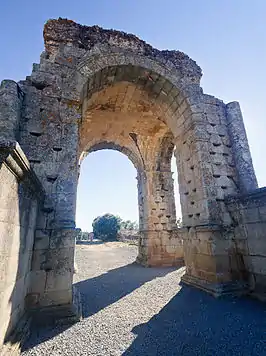 Arco romano de Cáparra, en el límite municipal entre Guijo de Granadilla y Oliva de Plasencia.