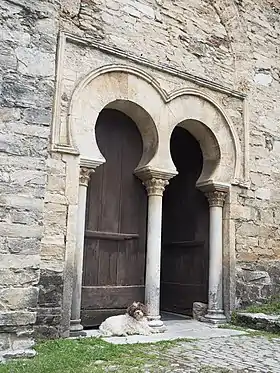 Arcos de herradura en la iglesia mozárabe de Santiago de Peñalba