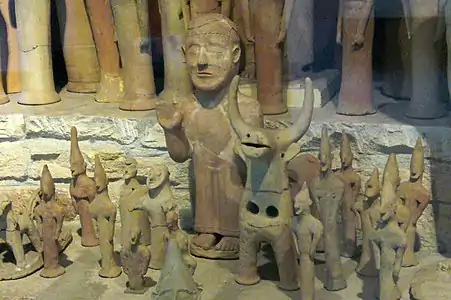 Algunas de las figurillas de terracota del santuario de Agia Irini.