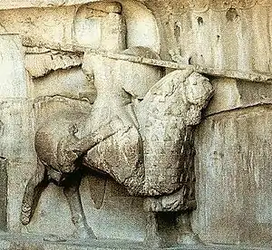 Cosroes II montando a su caballo Shabdiz en los relieves de Taq-e Bostan (ca. 600).
