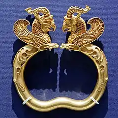 Una pareja de brazaletes del tesoro del Oxus, que ha perdido sus capas de piedras preciosas o esmalte