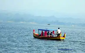 Bote en el lago Kaptai