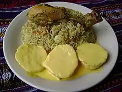 Arroz con pollo con papa a la huancaína