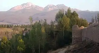 Castillo Arshoq en Meshgin Shahr en primer plano, Savalan en segundo plano.