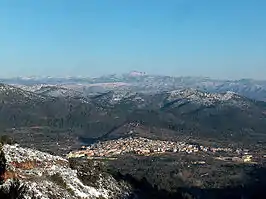 Vista de la localidad con el pico Peñagolosa al fondo