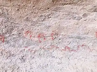 Arte rupestre en Cueva de los monos - perfil de la sierra en Cucurpe