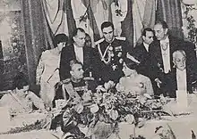 Silvia Martorell y su esposo encabezan una cena de honor al Shah de Irán, Mohammad Reza Pahlevi y su esposa, la Reina consorte de Irán, Farah Pahlaví (1965). La primera dama luce la Orden de las Pléyades.