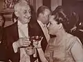 Silvia Martorell de Illia brinda con su esposo (1963).
