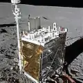 Una vista de primer plano de la estación central (CS) del paquete de experimentos de la superficie lunar Apolo (ALSEP), que fue desplegado en la Luna por los astronautas del Apolo 14 durante su primera actividad extravehicular (EVA)