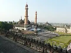 Vista en escorzo de la mezquita