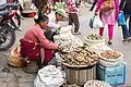 Una mujer vendiendo chalotas en Katmandu, Nepal