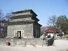 Bunhwangsa: Templo pagoda de Bunhwang. Se cree que esta pagoda vez estuvo siete o nueve historias basadas en registros históricos.