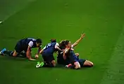 La jugadora Carli Lloyd celebra deslizándose junto a sus compañeras de la selección de Estados Unidos el gol contra Japón en la final de los Juegos Olímpicos de 2012.