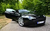 Aston Martin V8 Vantage con puertas de cisne