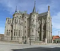 Palacio Episcopal de Astorga, de Gaudí (1889-1915); de estilo muy personal, tiene características neogóticas y modernistas.