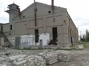 La antigua fábrica de ladrillos, que produjo el material para la construcción del faro y casas, hoy abandonada con su última producción en su patio como si el tiempo se hubiese paralizado