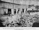 Curiosos observando los efectos del atentado de La Bomba contra Manuel Estrada Cabrera el 29 de abril de 1907.