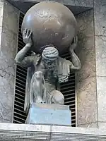 Atlas sostiene el globo terráqueo en un edificio de Collins Street, Melbourne, Australia.
