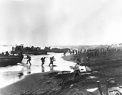 Soldados estadounidenses desembarcando en la bahía Masacre el 12 de mayo de 1943.