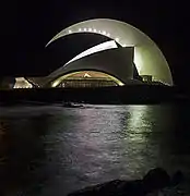 El auditorio de noche junto al mar