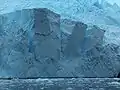 Corte en la capa de hielo antártica.