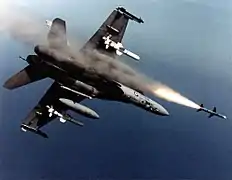 Un F-18A Hornet disparando un misil AIM-7 Sparrow.