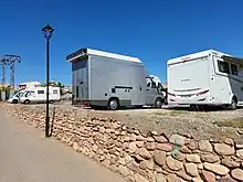 Autocaravanas aparcadas en el parking de Geldo.