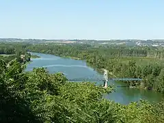 El río en Auvillar, con el puente colgante