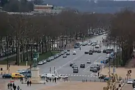 La escultura frente a la avenida de París.